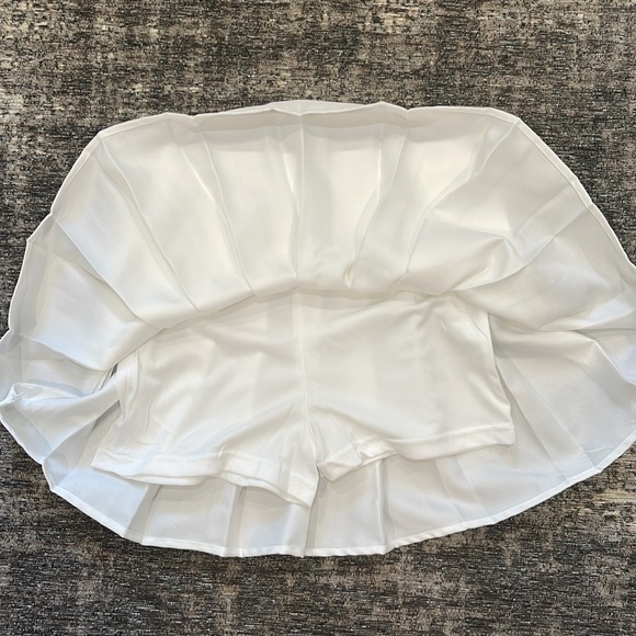 White pleated skirt - Picture 3 of 3